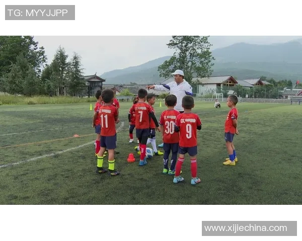 足球明星与孩子们的温馨对话视频展现梦想与激情的交汇瞬间